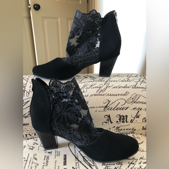 Boots; Lace Midfoot; Block Heel; Fabric Upper; Back Zipper; Black - Picture 2 of 9
